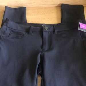 Black skinny stretch mid rise- fitted hip/thigh